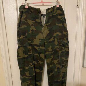 Fashion Nova Size Small Camo Cargo Pants (broken zipper)